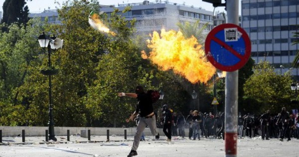 В Афінах сплахнули сутички між владою і мітингувальниками / © AFP