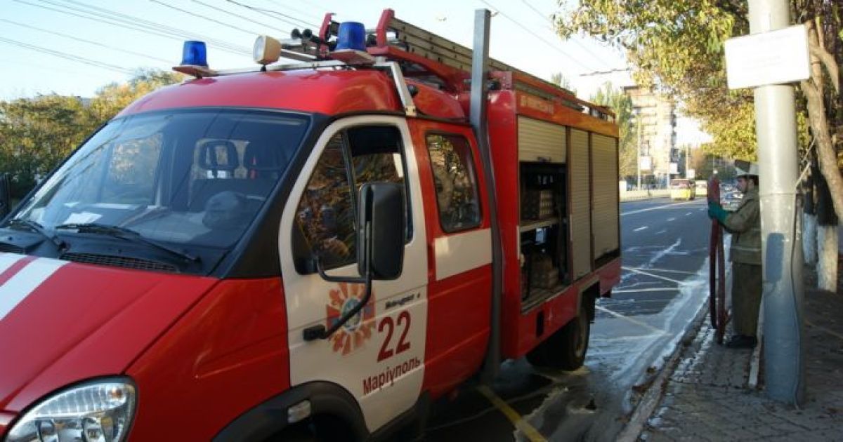 У Маріуполі маршрутка спалахнула прямо на зупинці транспорту