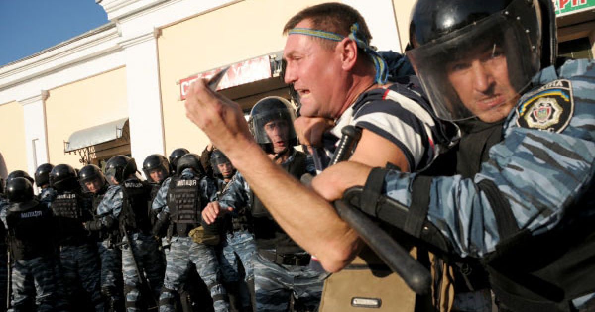 В Умані міліція жорстоко розігнала мітинг ВО "Свободи", раніше заборонений судом, більше 50 активістів були затримані. / © Украинское Фото