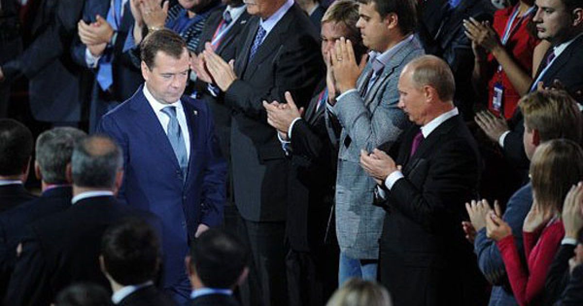 Президент РФ Дмитро Мєдвєдєв запропонував прем&rsquo;єру Володимиру Путіну балотуватися в президенти, той погодився і подякував. / © AFP