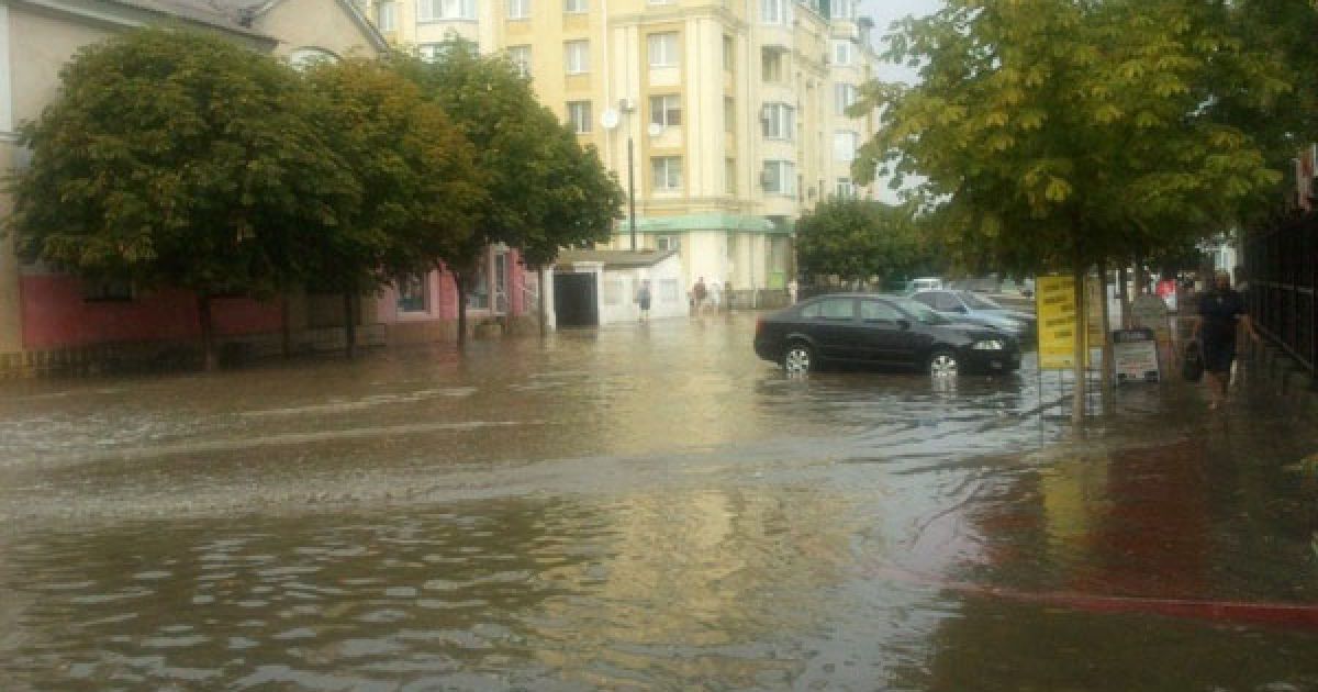 На кримьске місто Керч обрушилися дві потужні зливи з градом, а над Керченською протокою пронісся смерч. / © kerch.fm