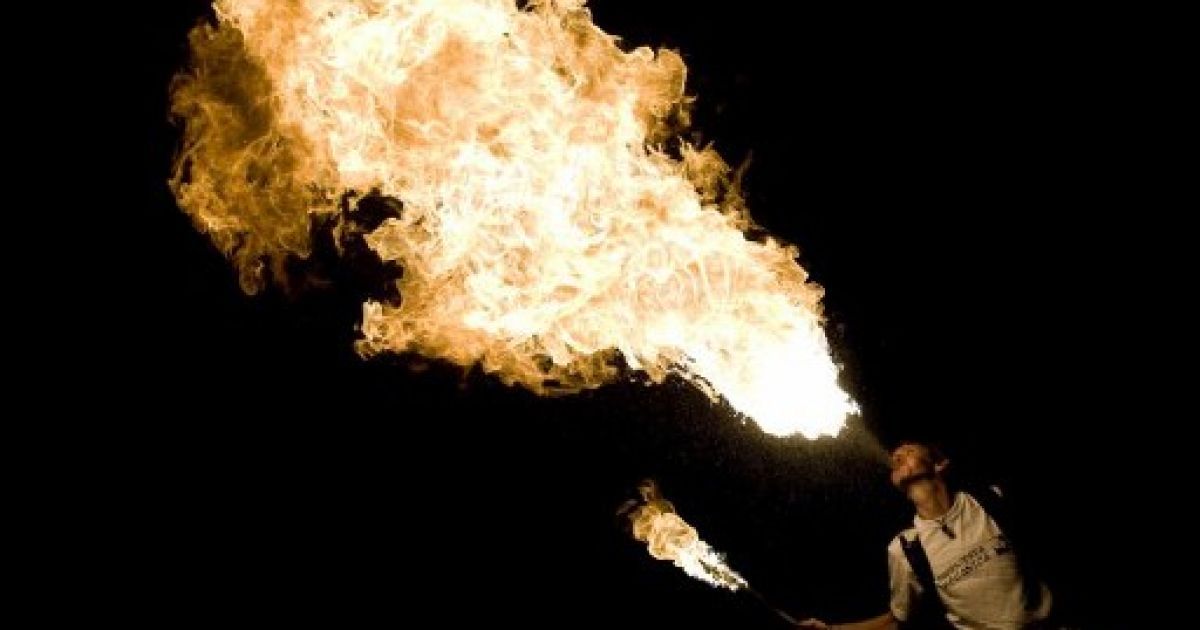 Колумбія, Калі. Студент видуває вогонь з рота під час акції протесту проти законопроекту з реформування освіти у Калі, в якій взяли участь тисячі студентів у костюмах і зі смолоскипами в руках. / © AFP