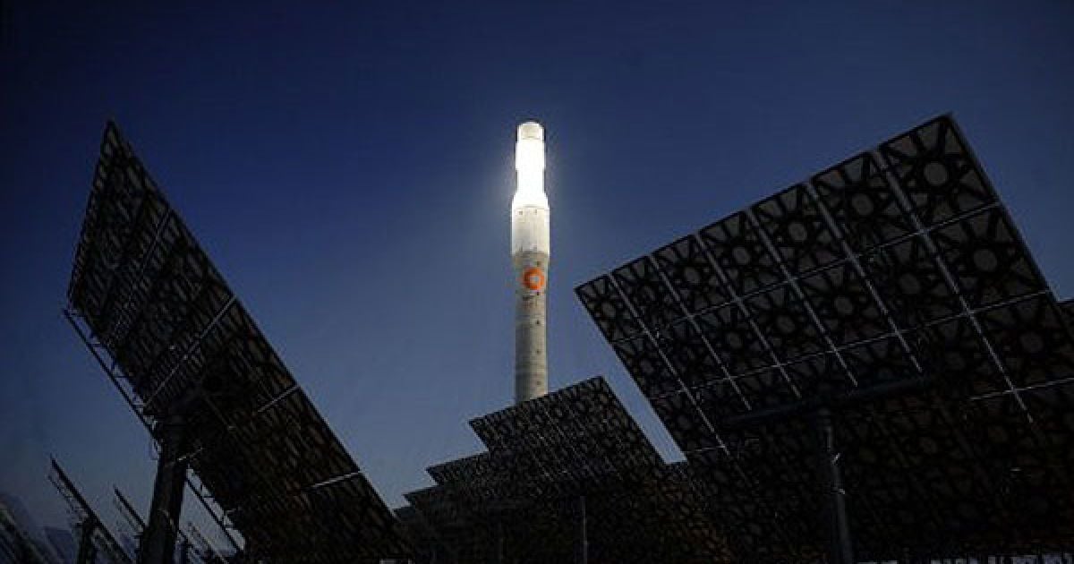 Іспанія, Севілья. Електростанція Torresol Gemasolar thermasolar в місті Фуентес де Андалусія поблизу Севільї на півдні Іспанії є першим заводом, на якому у промислових масштабах застосовують центральний енергоприймач та технологію зберігання тепла за допомогою розплавленої солі. / © AFP