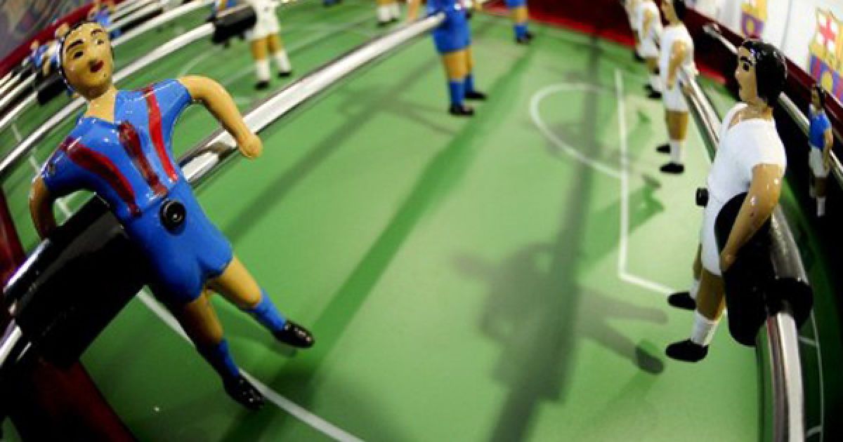 Іспанія, Барселона. Настільний футбол у одній з кімнат навчального центру Oriol Tort, де живуть і тренуються молоді гравці футбольного клубу "Барселона". / © AFP
