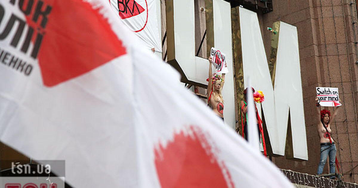 Топлес-акція FEMEN на ЦУМі "Ю и Я - одна уйня"_14