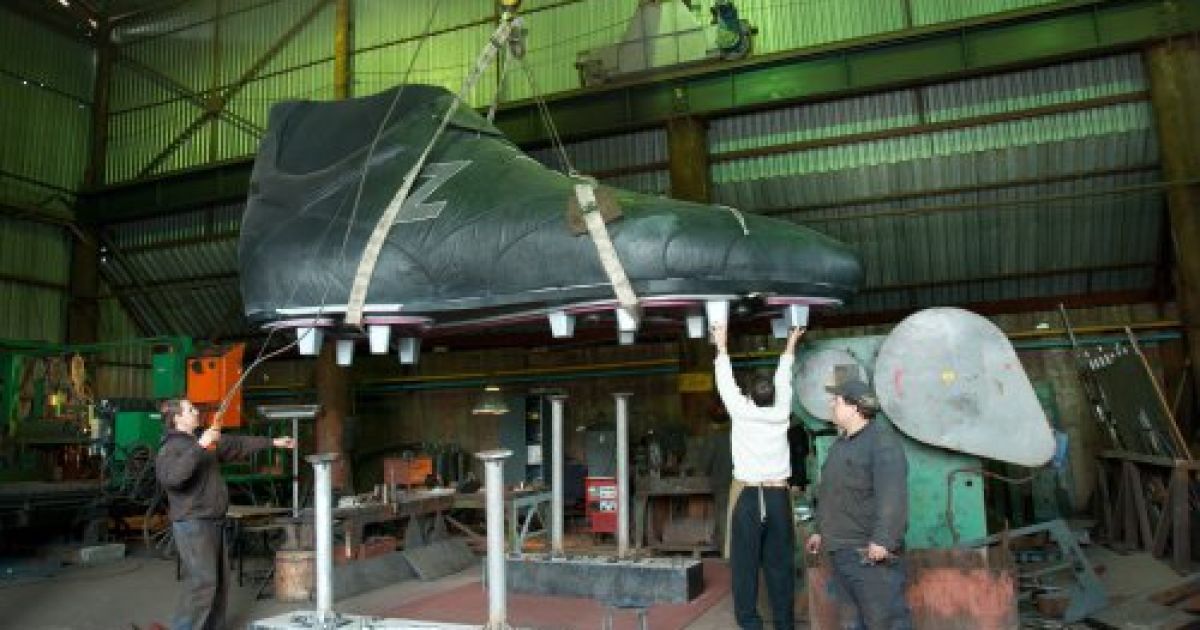 Разом з підошвою і постаментом бутса важить близько 2 тон