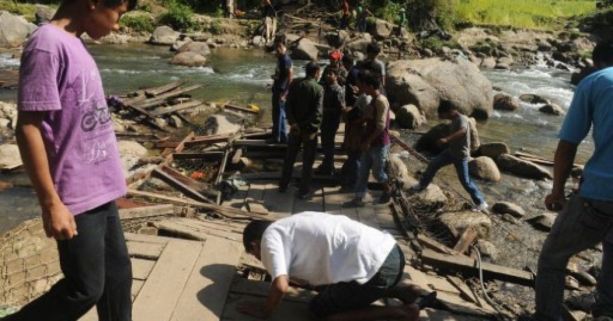 В результаті обвалення мосту під час політичного мітингу в Індії, щонайменше 34 людини загинули, більше 100 отримали поранення. / © AFP