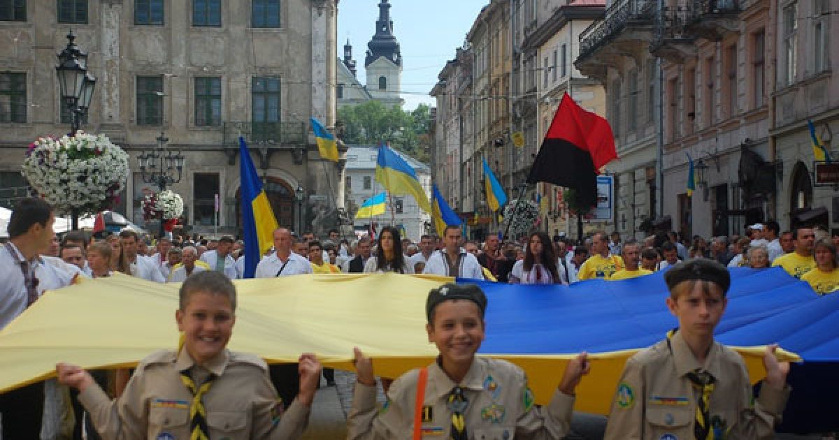 Попереду колони близько 50 дітей несли прапор України розміром 15 на 20 метрів. / © gazeta.ua