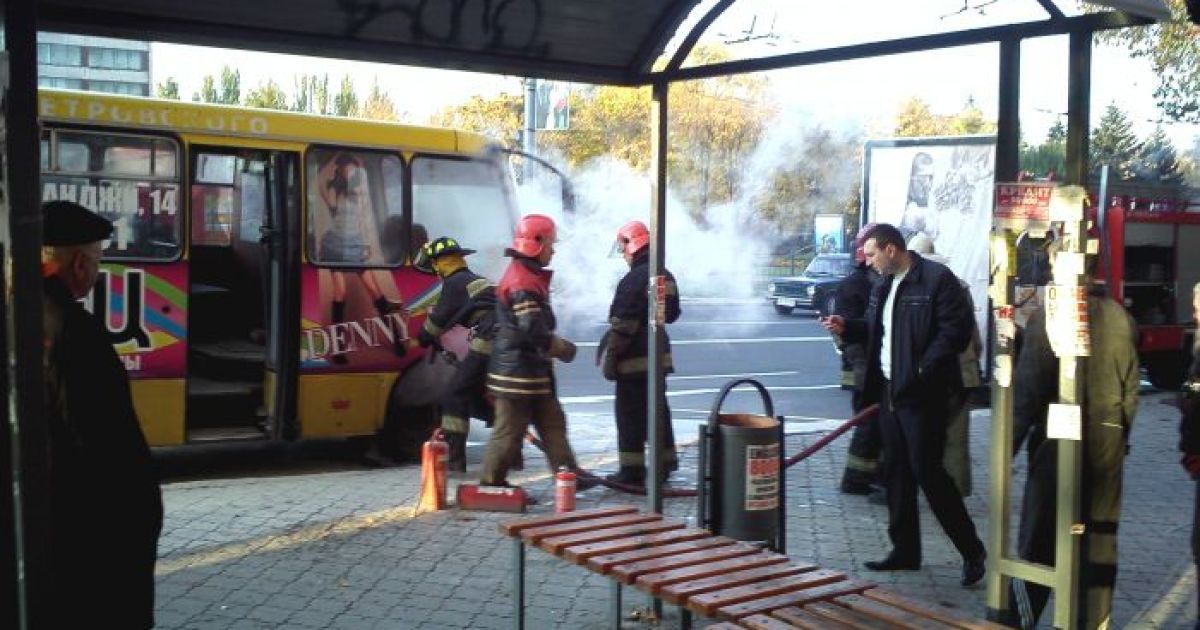 У Маріуполі маршрутка спалахнула прямо на зупинці транспорту