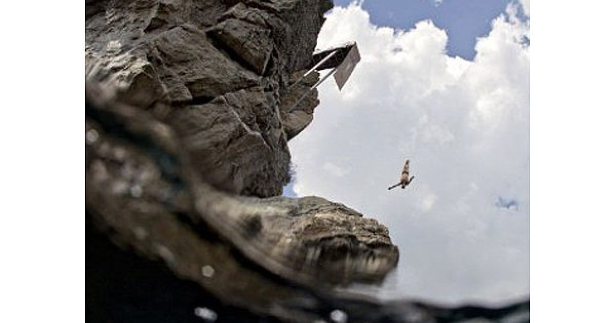 В Ялті вперше провели фінал престижної світової серії Red Bull Cliff Diving 2011. / © AFP