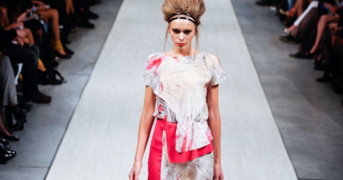 На щорічній модній події Ukrainian Fashion Week, яка пройшла в Києві, українські та іноземні дизайнери представли весняно-літні колекції 2012 року.