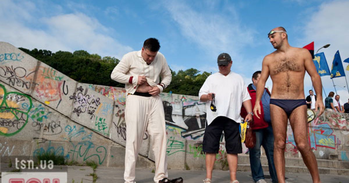 Олег Тягнибок на честь Дня Незалежності здійснив заплив через Дніпро.