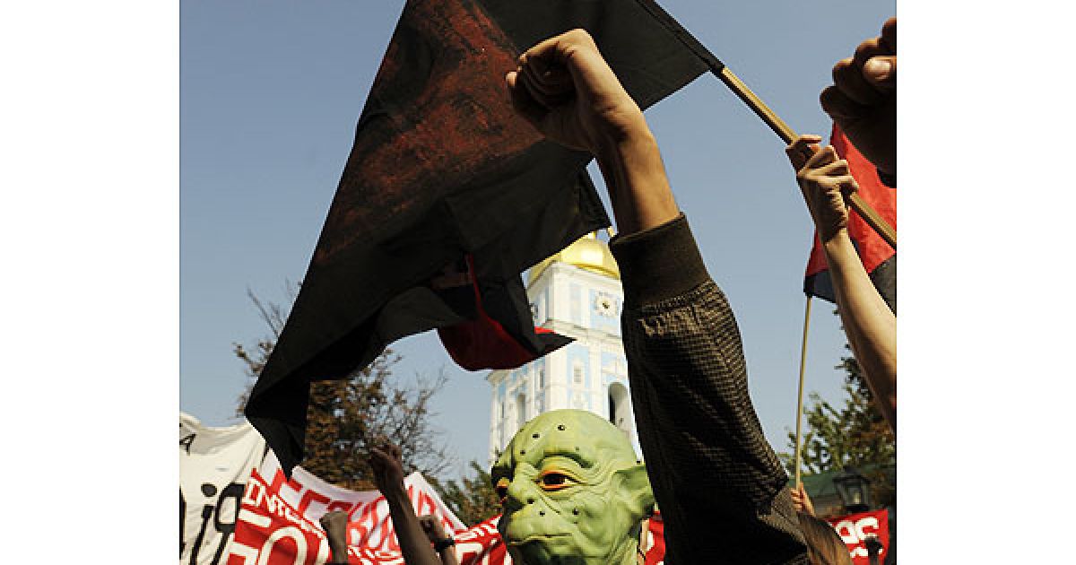 Близько 100 студентів провели мітинг проти політики Міносвіти на Європейській площі в Києві.