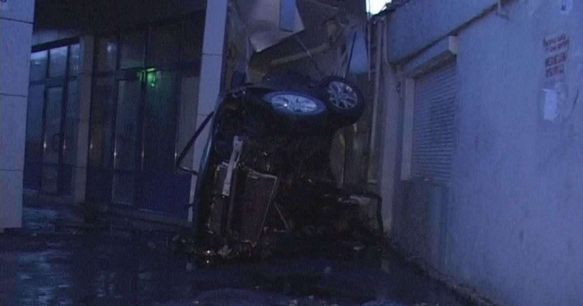 У Києві на з'їзді з Кільцевої іномарка злетіла в повітря і впала на людей. / © Магнолія-ТВ