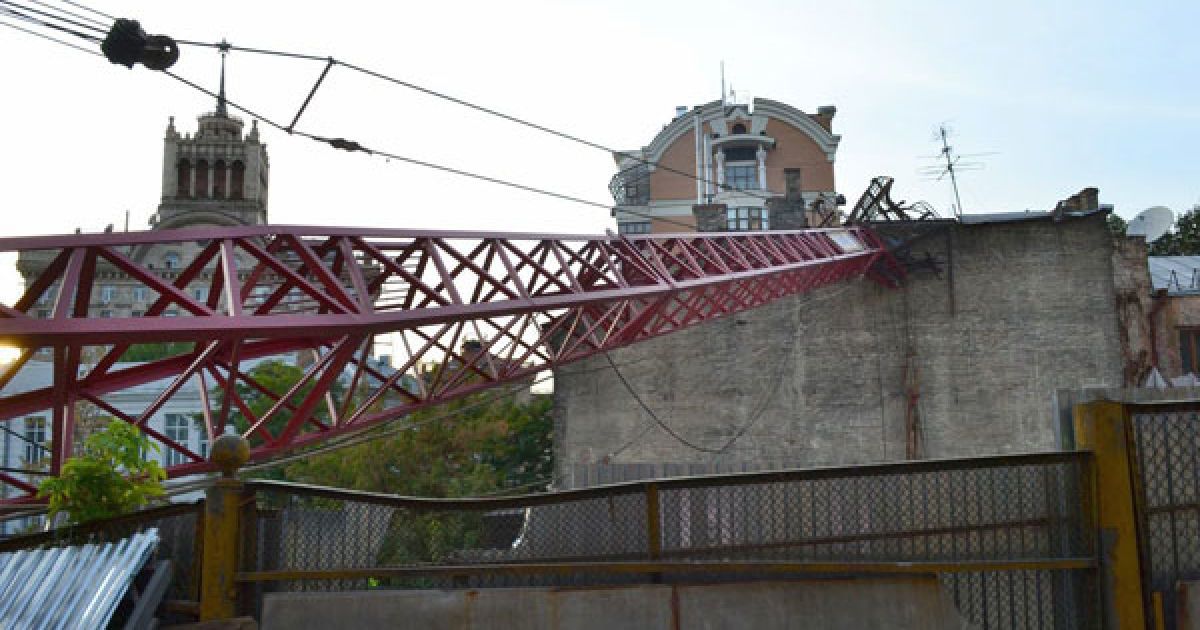 На дах будинку в центрі Києва впав будівельний кран / © Київські новини