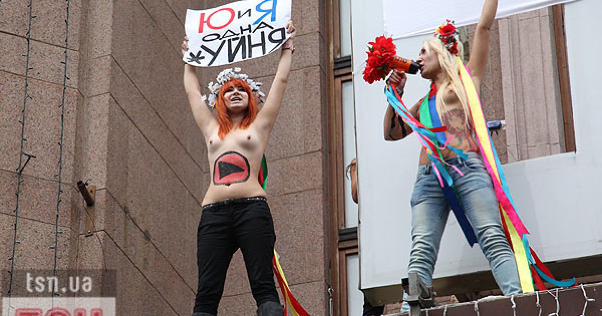 Топлес-акція FEMEN на ЦУМі "Ю и Я - одна уйня"_6