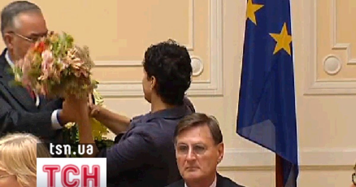 Студентка Києво-Могилянської академії Дарина Степаненко під час спланованої акції проти Дмитра Табачника, вліпила міністрові освіти ляпаса букетом хризантем.
