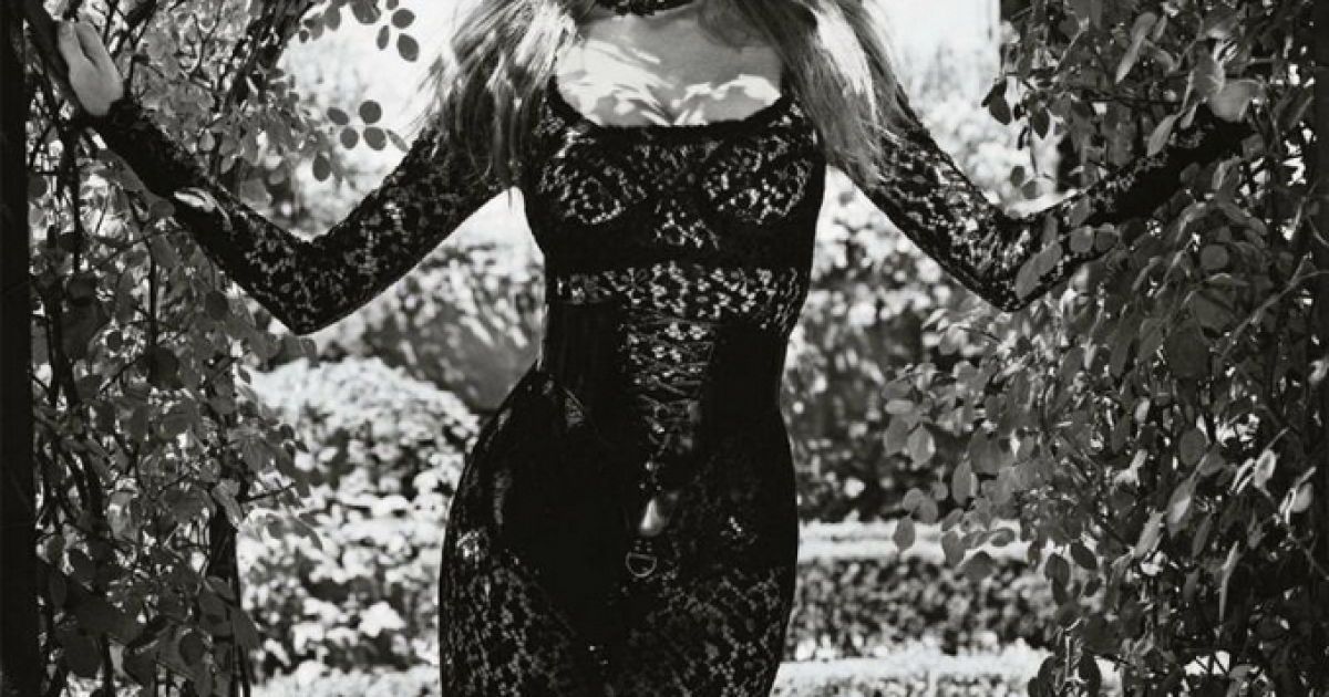 Готична фотосесія Лари Стоун для Vogue Japan