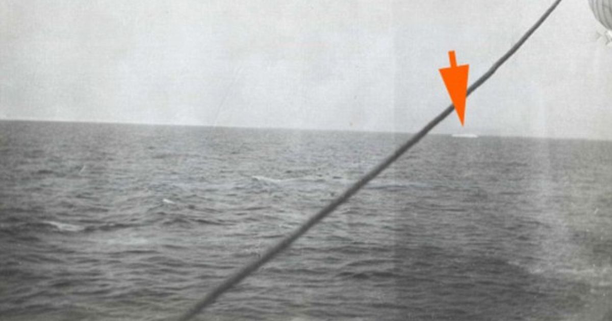 На одній з чорно-білих фотографій видно навіть айсберг на місці трагедії - можливо, саме той, який став причиною катастрофи розкішного лайнера.