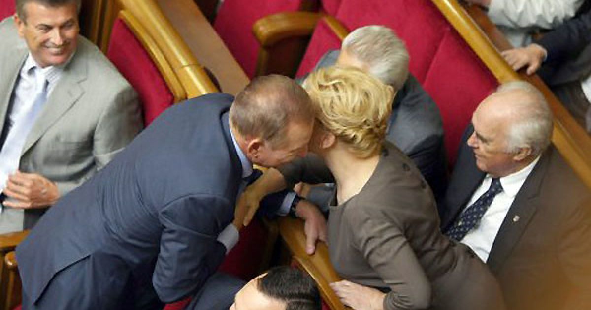 Леонід Кучма вітає Раїсу Богатирьову / © УНІАН