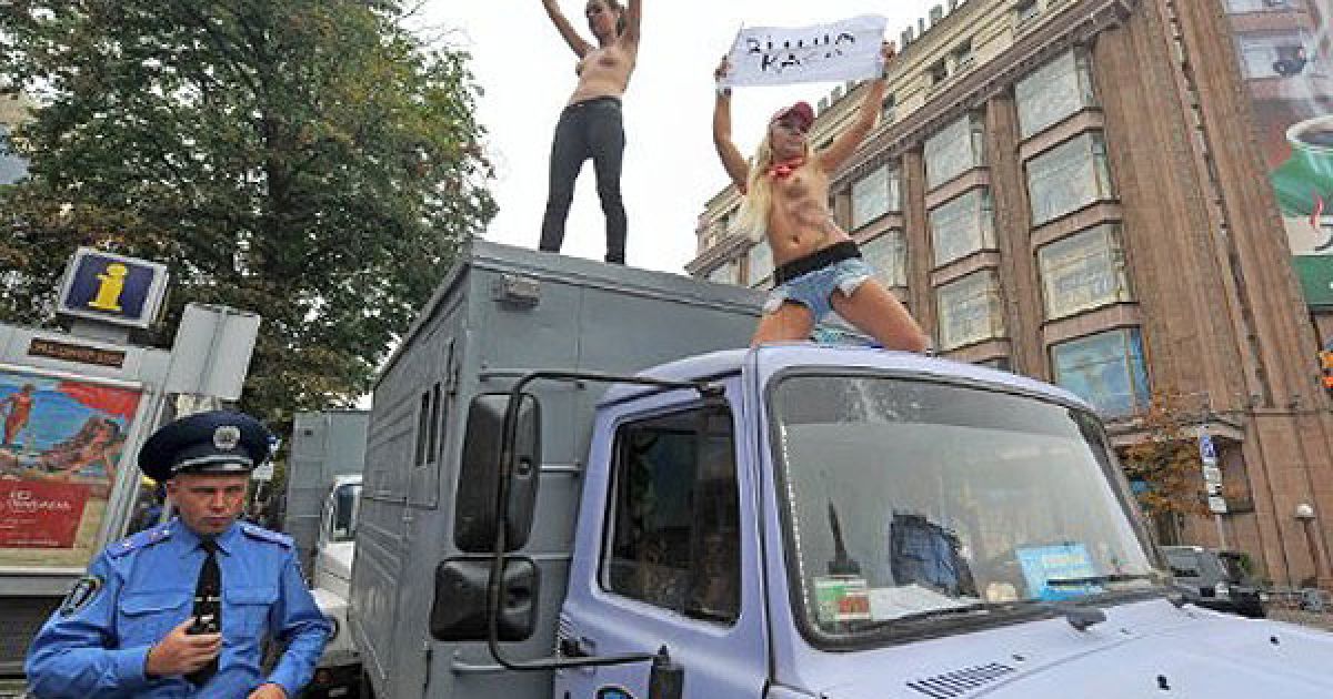 Україна, Київ. Активістки українського жіночого руху FEMEN провели топлес-протест, захопивши автозак перед будівлею Печерського районного суду Києва. Оголені дівчата висловили підтримку лідеру опозиції Юлії Тимошенко, яка перебуває за гратами. / © AFP