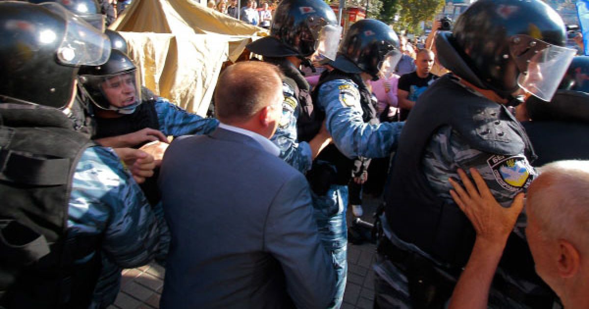 "Беркут" затримав учасників сутичкі, що виникла після демонтажу палаток пікетувальників перед будівлею Печерського суду в Києві. / © Украинское Фото