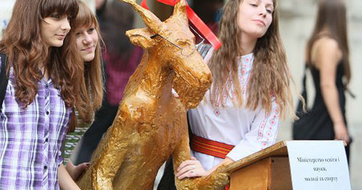 У Львові студенти влаштували відкриття-презентацію виготовленого власноруч пам&#039;ятника козлу / © УНІАН
