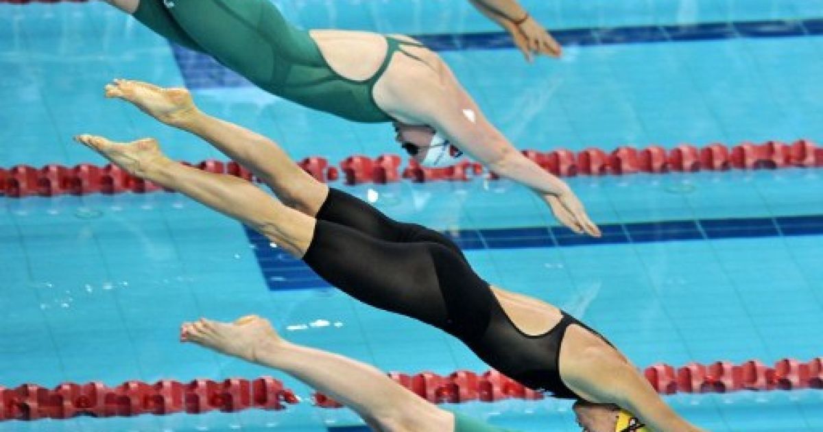 Сінгапур, Сінгапур. Старт запливу на 50 метрів серед жінок вільним стилем на Кубку світу з плавання. Золоту медаль виграла спортсменка зі Швеції Тереза Алшаммар (в чорному купальнику). / © AFP