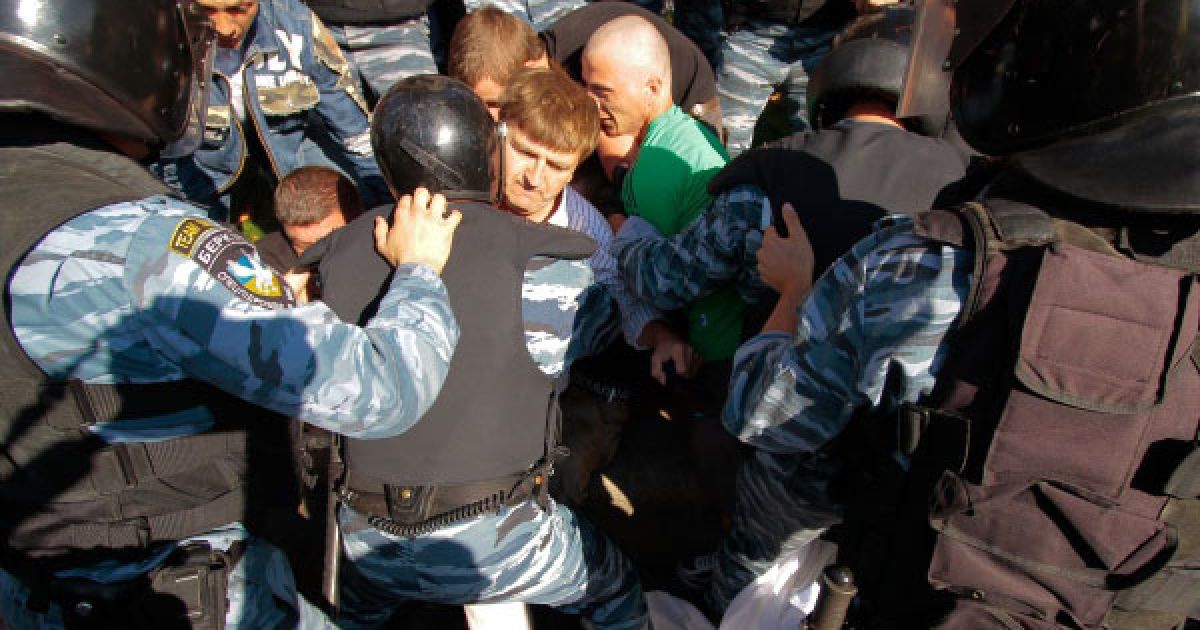 "Беркут" затримав учасників сутичкі, що виникла після демонтажу палаток пікетувальників перед будівлею Печерського суду в Києві. / © Украинское Фото