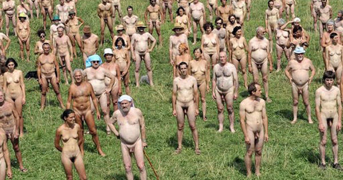 У Франції десятки людей взяли участь в оголеній акції протесту проти будівництва спіттєспалювального заводу / © AFP