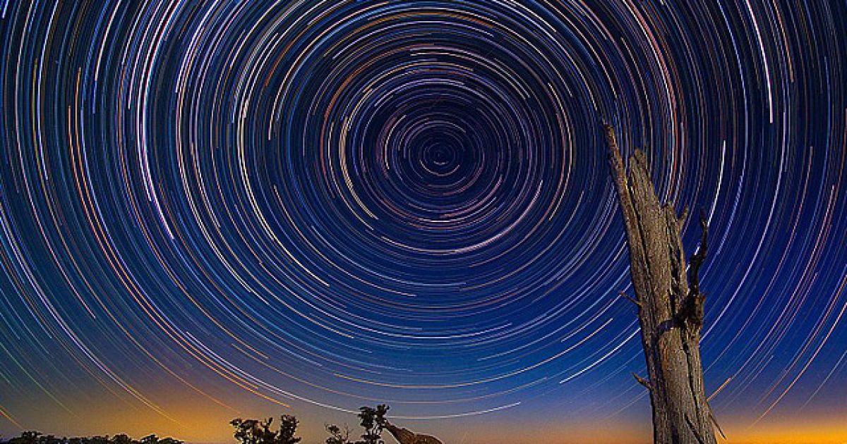 Австралійський фотограф-любитель Лінкольн Харрісон зробив унікальні знімки обертання Всесвіту, встановивши штатив на березі озера Еппалок в штаті Вікторія.