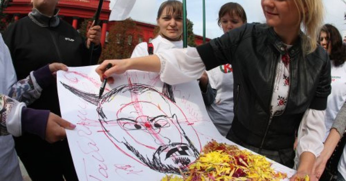Студенти в Києві провели акцію "Поціль у Табачника - врятуй освіту і науку України!" / © УНІАН