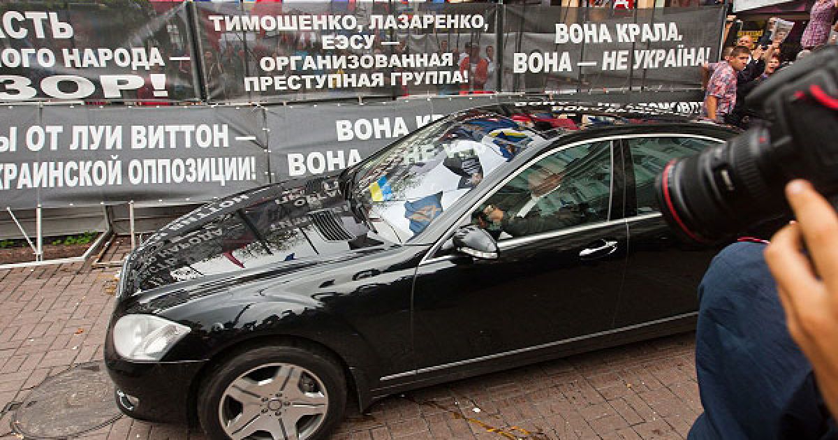 Прихильники Юлії Тимошенко закидали яйцями автомобіль Віктора Ющенка під Печерським судом.