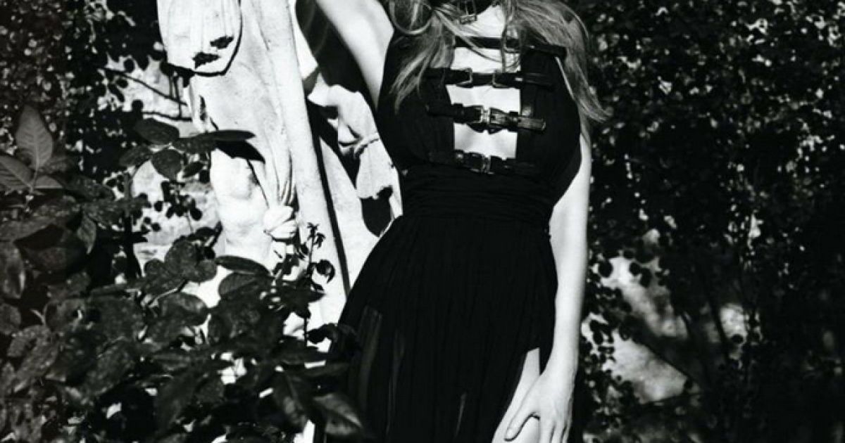 Готична фотосесія Лари Стоун для Vogue Japan