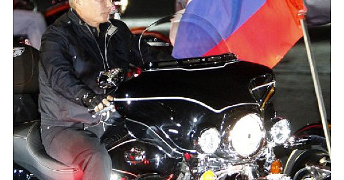 Прем&rsquo;єр-міністр РФ Володимир Путін взяв участь у байк-шоу, яке організував в Новоросійську мотоклуб "Нічні вовки" з нагоди 68-ої річниці звільнення міста від фашистських загарбників. / © AFP