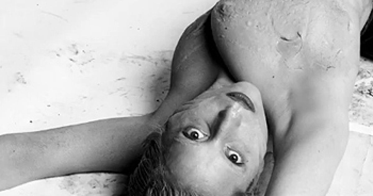 Епатажна співачка Lady Gaga постала у вигляді русалки для зйомок нового фешн-роліка.