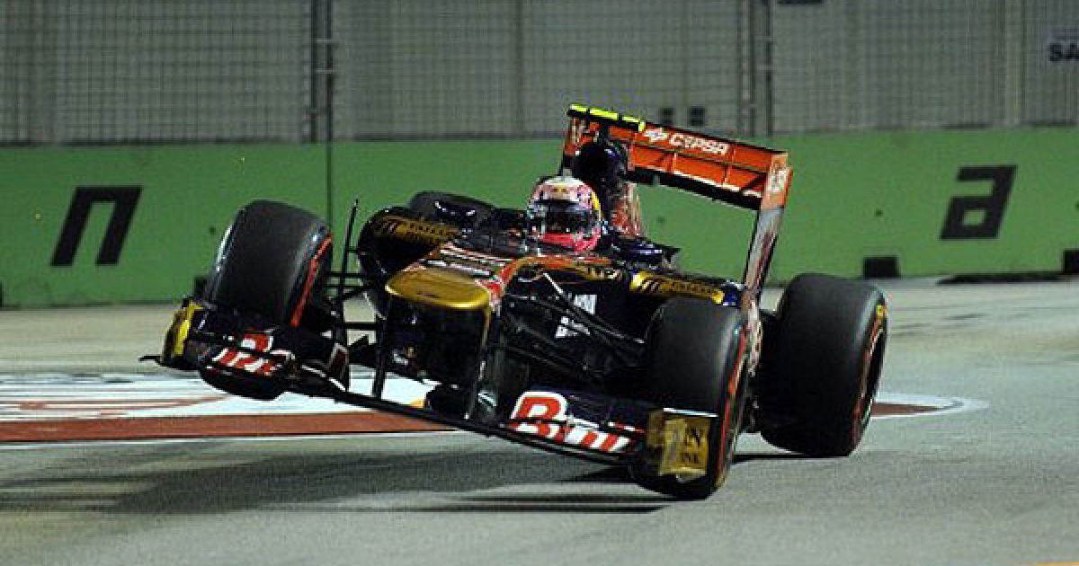 Сінгапур. Іспанський гонщик команди "Toro Rosso-Ferrari" Хайме Альгерсуарі тренується перед виступом на гран-прі Formula One в Сінгапурі. / © AFP