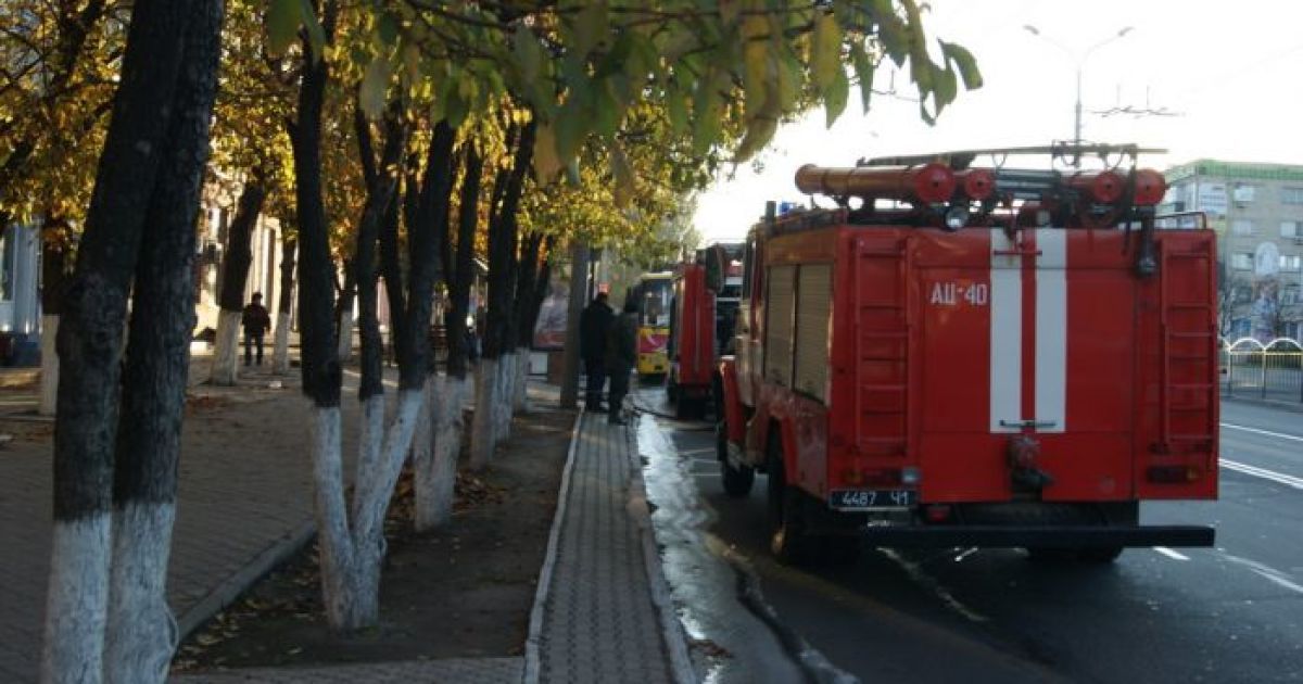 У Маріуполі маршрутка спалахнула прямо на зупинці транспорту