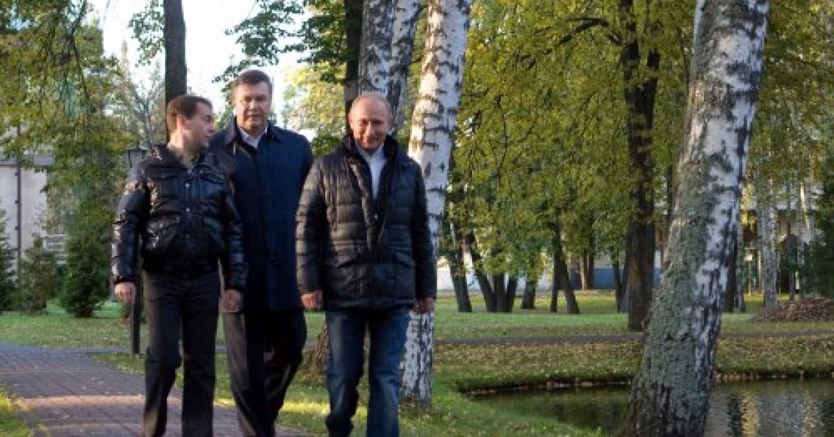 Після переговорів у приміщенні лідери країн зробили коротку прогулянку парком / © УНІАН