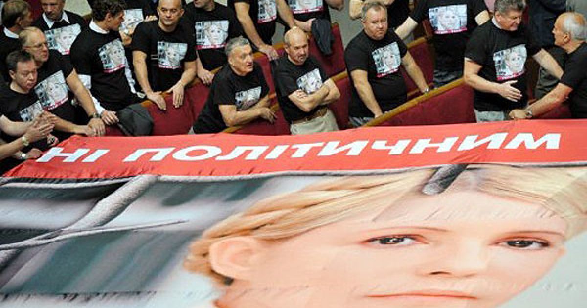 Україна, Київ. Народні депутати від опозиційних фракції БЮТ і НУНС бойкотували виступ президента України Віктора Януковича на церемонії відкриття 9-ої сесії шостого скликання. Депутати залишили сесійну залу, накривши свої крісла гігантськими плакатами із портретами екс-прем&#039;єр-міністра Юлії Тимошенко і екс-міністра Юрія Луценка. / © AFP