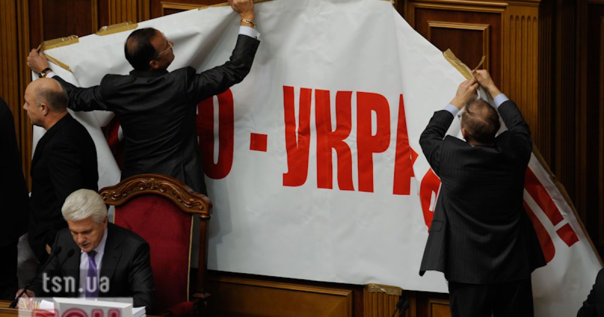 Депутати познімали плакати та розблокували парламентську трибуну.