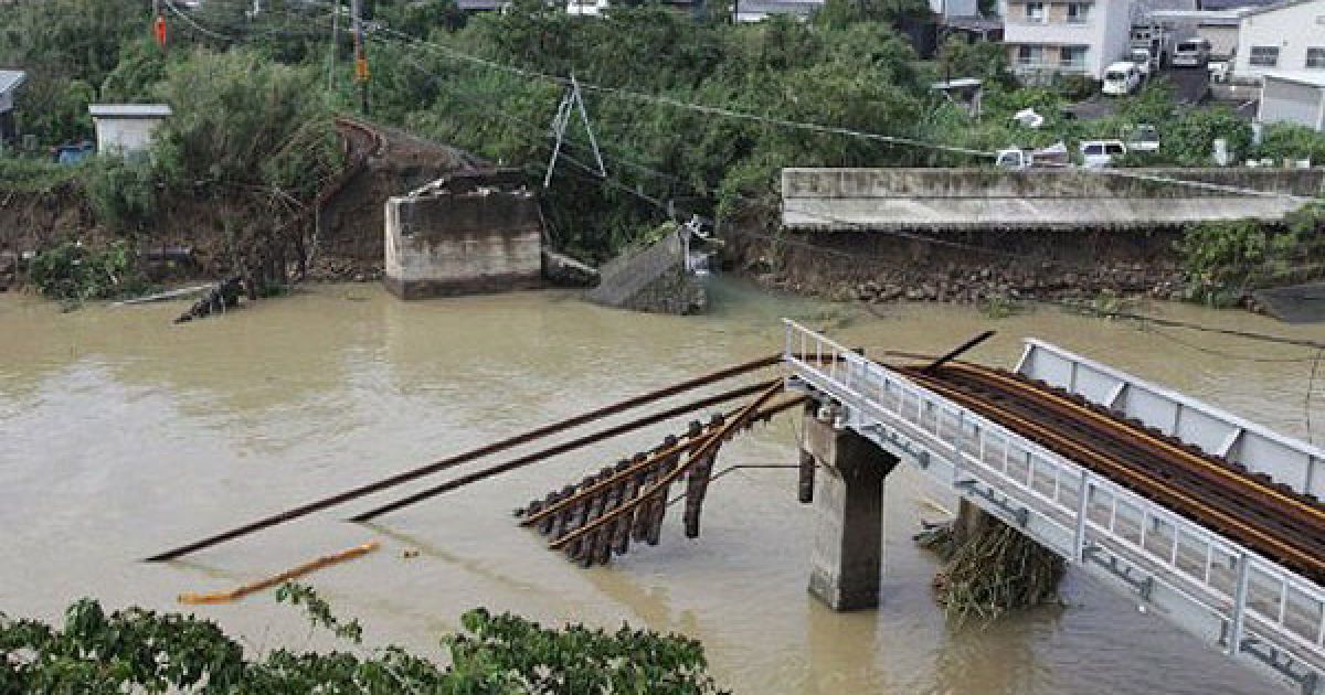 Тайфун "Талас" обрушився на південь Японії, десятки людей загинули і зникли безвісти / © AFP