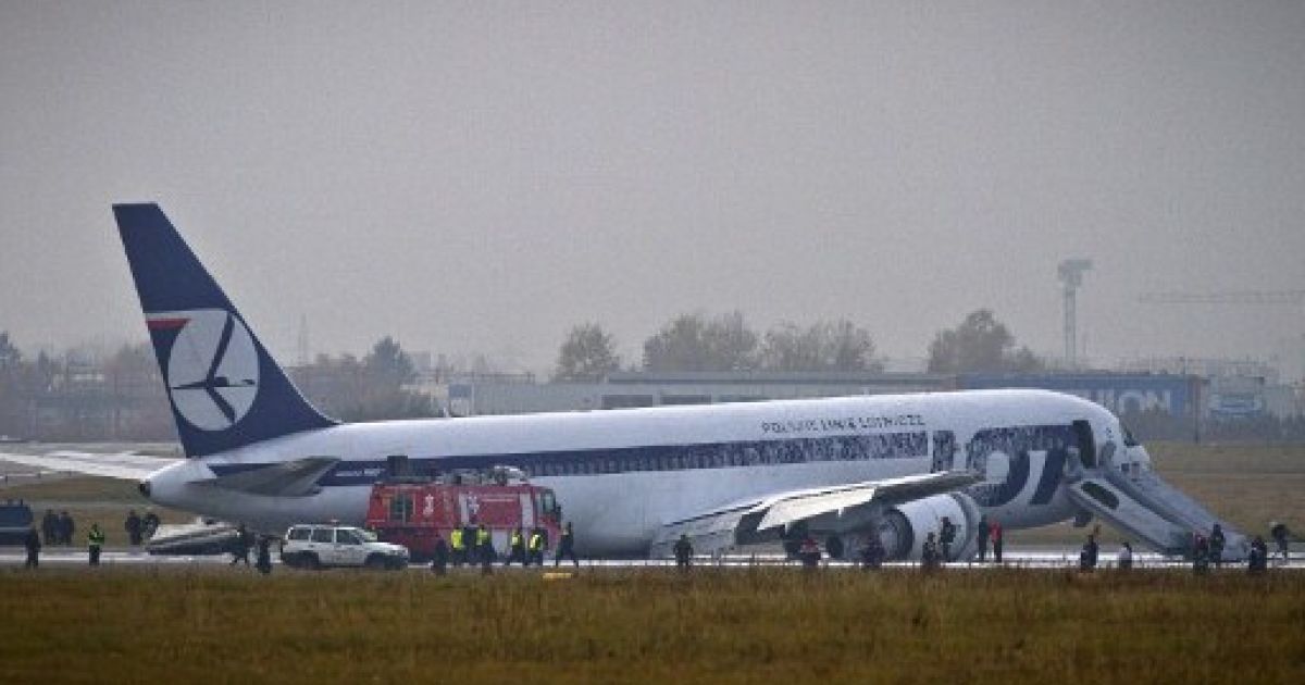 Літак польської авіакомпанії LOT "Boeing-767" здійснив аварійну посадку без шасі в аеропорту Варшави / © AFP