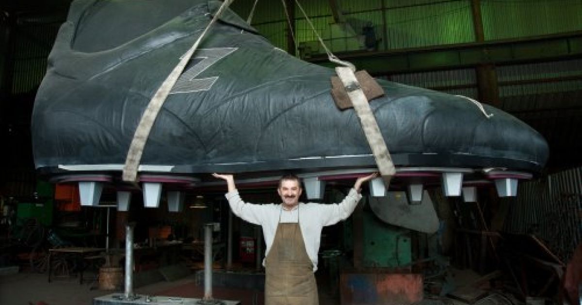 Автор бутси разом зі своєю командою подали заявку на рекорд у Книгу рекордів Гіннеса.