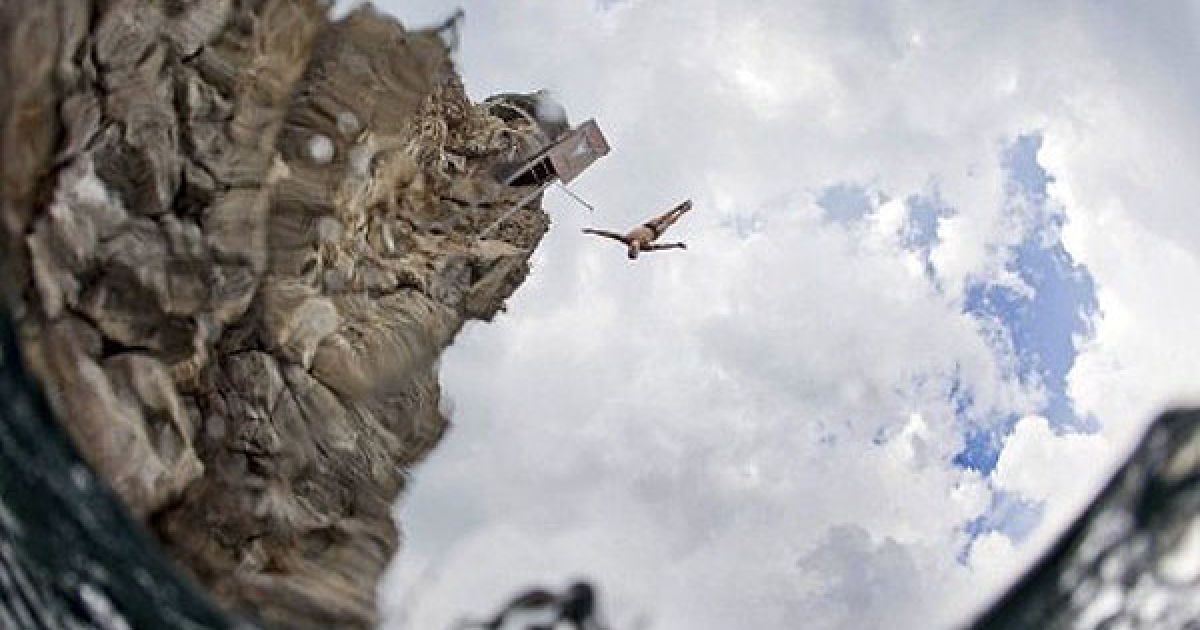 В Ялті вперше провели фінал престижної світової серії Red Bull Cliff Diving 2011. / © AFP