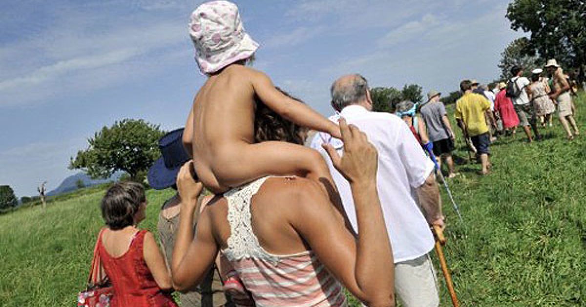 У Франції десятки людей взяли участь в оголеній акції протесту проти будівництва спіттєспалювального заводу / © AFP