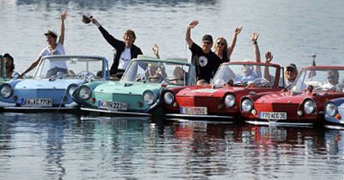 26-ий зліт власників автомобілів-амфібій на озері Невшатель у Швейцарії / © AFP