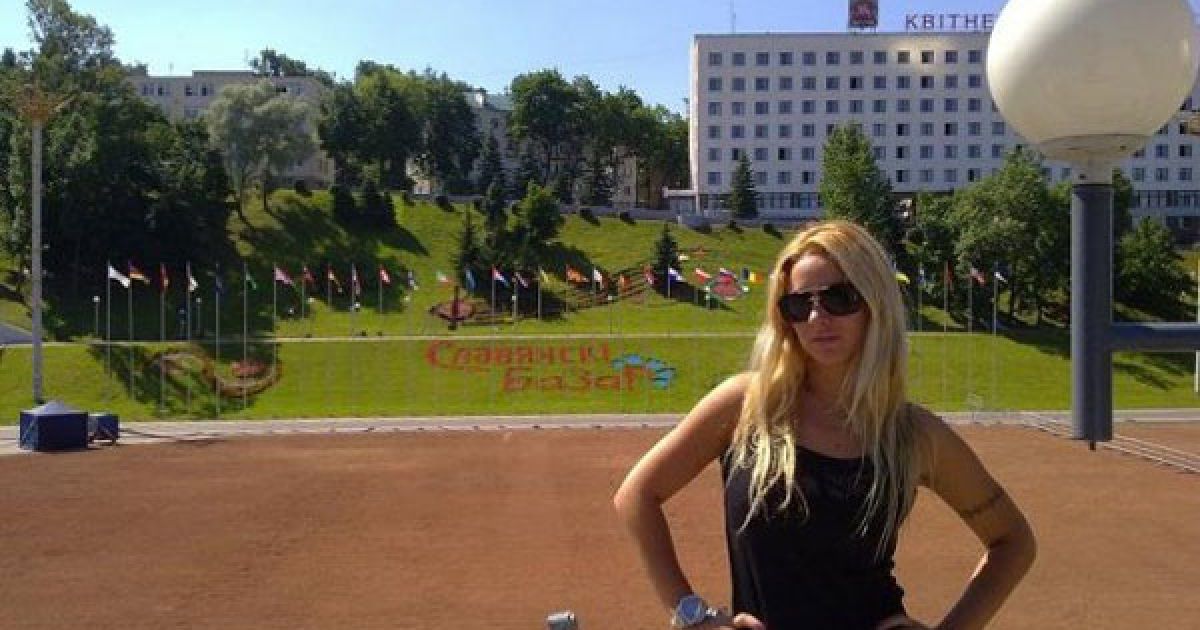 Білявка на "Бентлі", яка влаштувала резонансне ДТП у Монако, виявилася українською співачкою РІ і донькою відомого чиновника. / © ВКонтакте