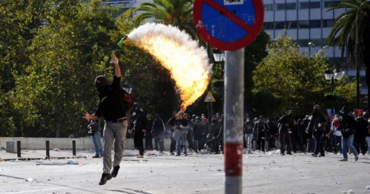 В Афінах сплахнули сутички між владою і мітингувальниками / © AFP