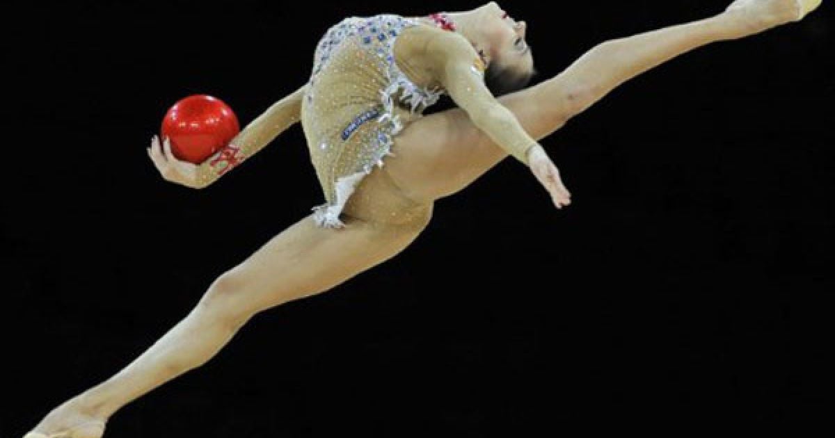 Франція, Монпельє. Російська спортсменка Євгенія Канаєва виконує вправу з м&#039;ячем під час 31-го чемпіонату світу з гімнастики в Монпельє. / © AFP